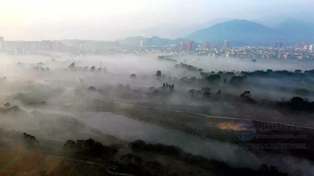 发现来自世界各地的奇闻趣事——海水浴场的淡水冲脚池需要收费,你觉得收费的做法是否合理?你是否能接受?红迪网